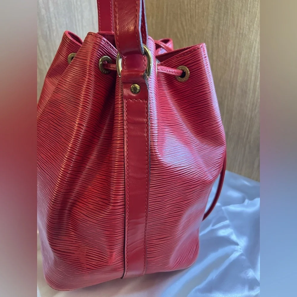 Louis Vuitton Epi Noé Bucket Bag in Castillan Red